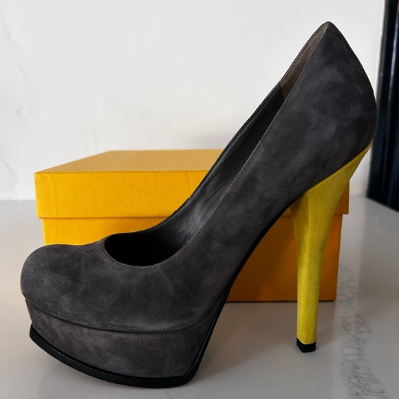 Suede gray Fendi platforms with neon yellow heels. - Picture 12 of 13